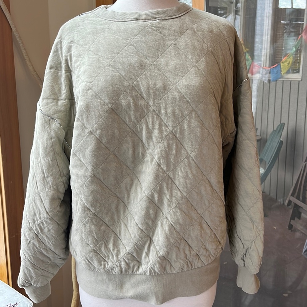 Universal thread quilted pullover sweatshirt